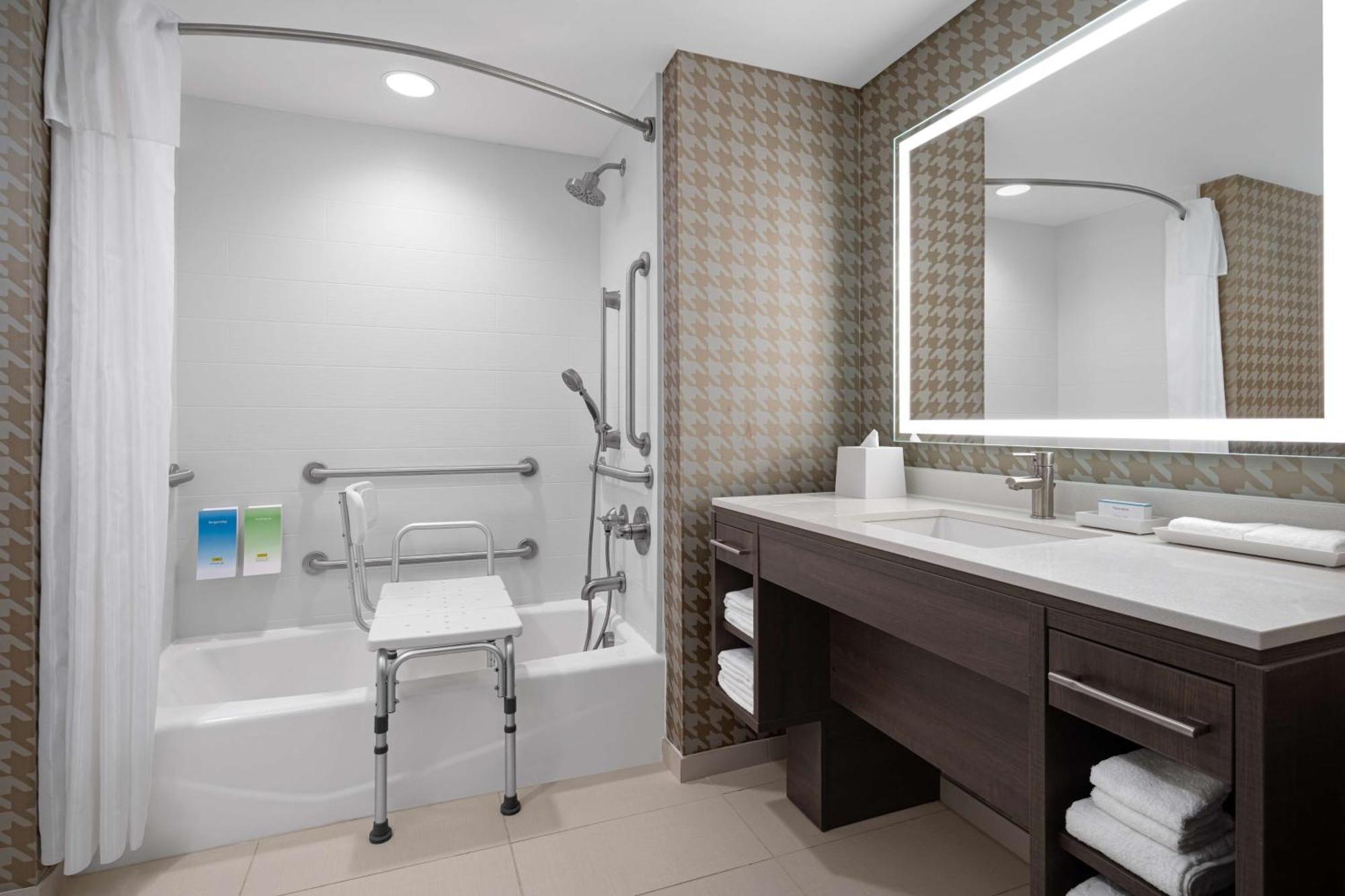 Home2 Suites By Hilton Des Moines At Drake University Eksteriør bilde